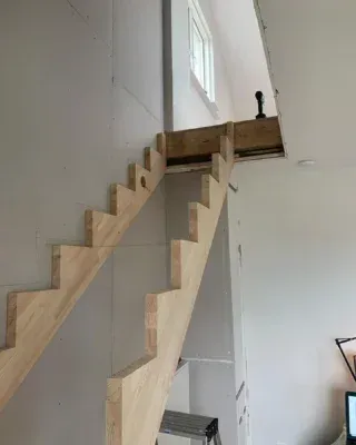 Jag trappade upp efter påsken! En trappa med underliggande vang handledare samt plansteg i furu, sättsteg i mdf. Fler bilder kommer längre fram när målarn har gjort det målare gör! Vi tackar för förtroendet!