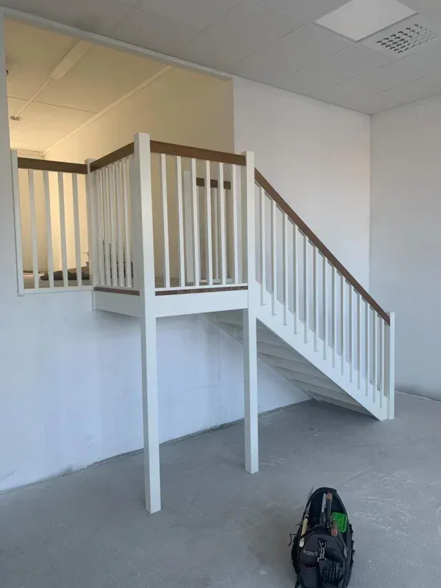 En trappa tillverkad till en blivande butikslokal/kontor i Tuve på Hisingen! På det tar vi helg i vårvädret!