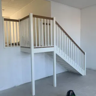 En trappa tillverkad till en blivande butikslokal/kontor i Tuve på Hisingen! På det tar vi helg i vårvädret!