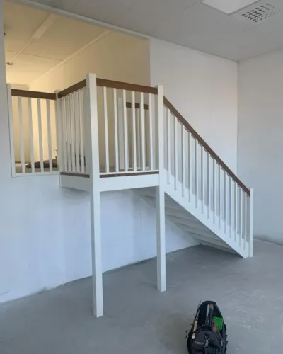 En trappa tillverkad till en blivande butikslokal/kontor i Tuve på Hisingen! På det tar vi helg i vårvädret!